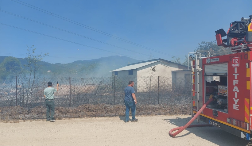 Akyazı'da otluk alanda çıkan yangın evlere ulaşmadan söndürüldü
