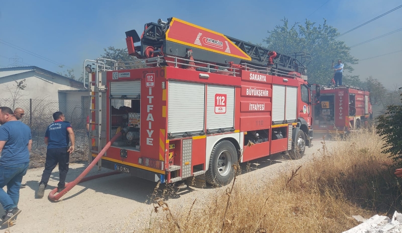 Akyazı'da otluk alanda çıkan yangın evlere ulaşmadan söndürüldü