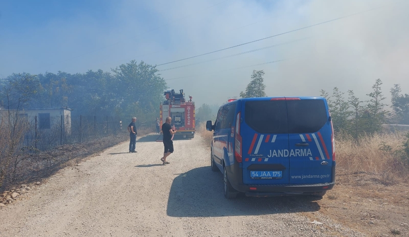 Akyazı'da otluk alanda çıkan yangın evlere ulaşmadan söndürüldü