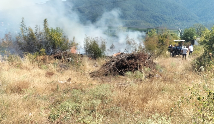 Akyazı'da otluk alanda çıkan yangın evlere ulaşmadan söndürüldü