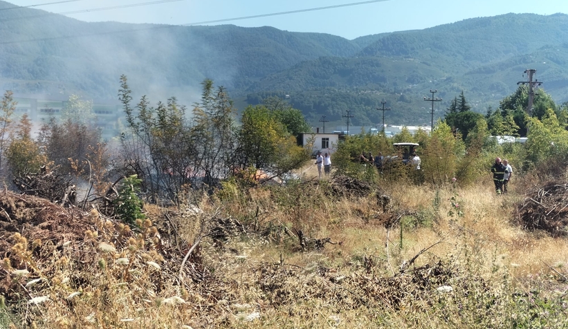 Akyazı'da otluk alanda çıkan yangın evlere ulaşmadan söndürüldü