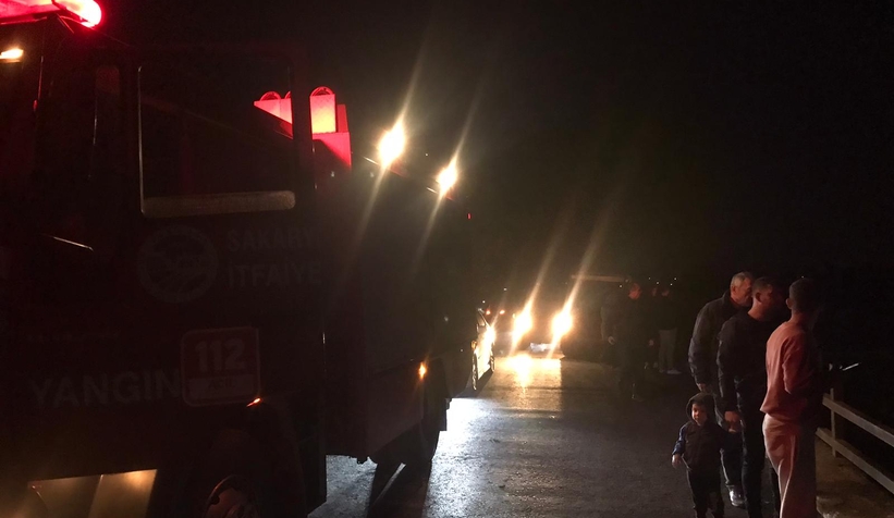 Akyazı'da otomobil dereye uçtu