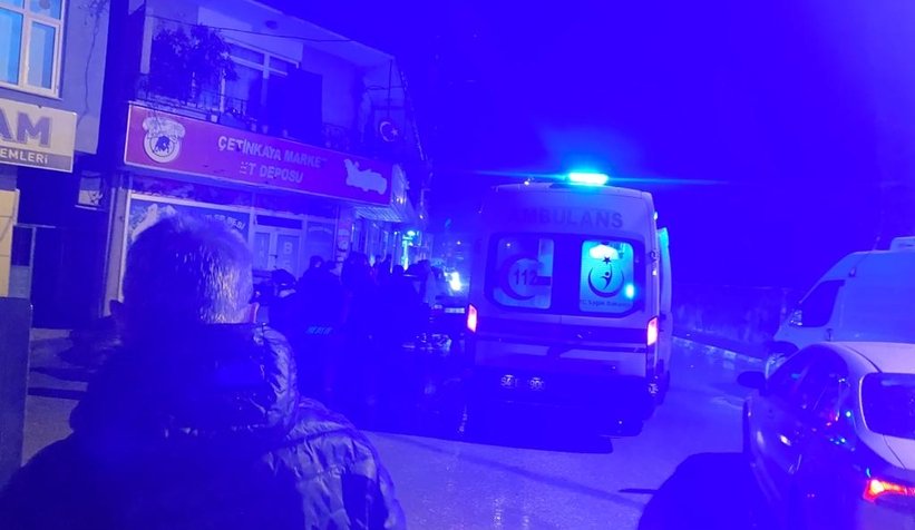 Akyazı'da otomobil kasap dükkanına giriyordu