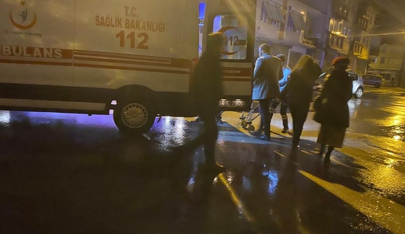 Akyazı'da otomobil kasap dükkanına giriyordu