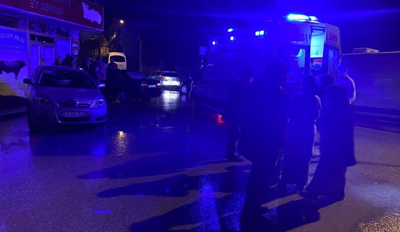 Akyazı'da otomobil kasap dükkanına giriyordu