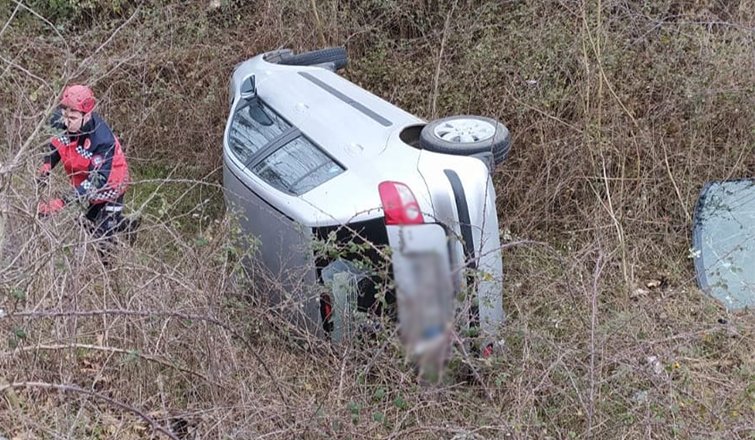 Akyazı'da otomobil şarampole uçtu