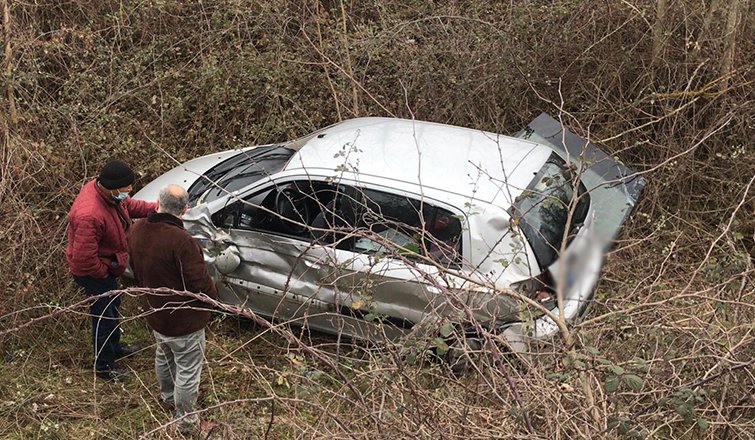 Akyazı'da otomobil şarampole uçtu
