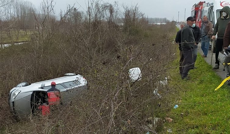 Akyazı'da otomobil şarampole uçtu