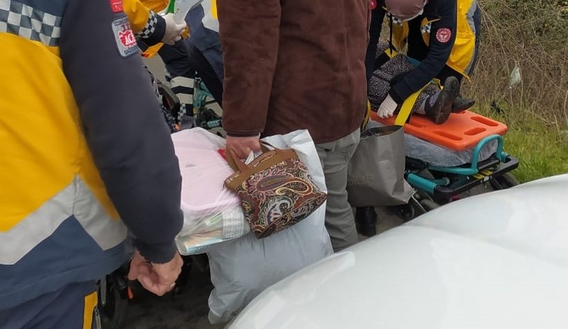 Akyazı'da otomobil şarampole uçtu