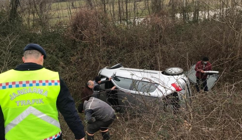 Akyazı'da otomobil şarampole uçtu