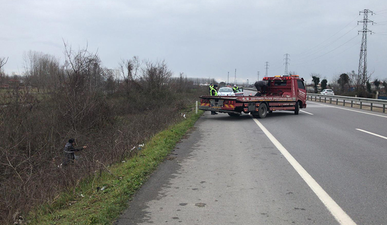 Akyazı'da otomobil şarampole uçtu