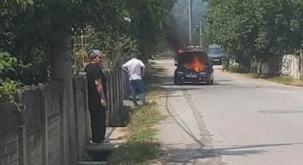 Akyazı'da otomobil yandı