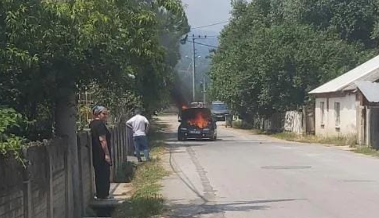 Akyazı'da otomobil yandı