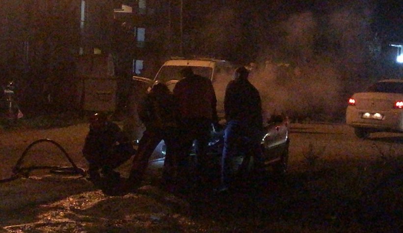 Akyazı'da otomobilde yangın