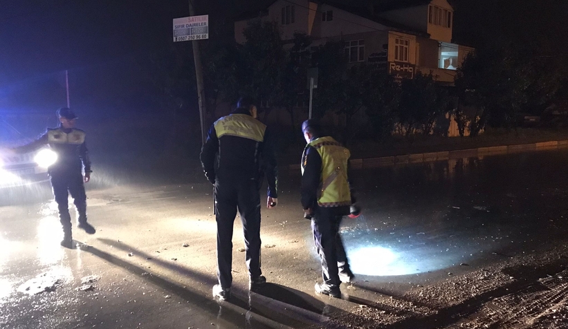 Akyazı'da otomobile çarpışan motosiklet sürücü yaralandı