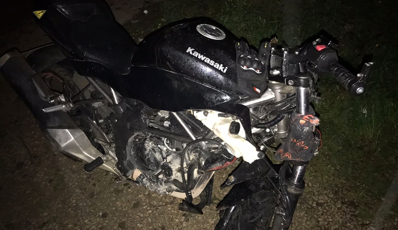 Akyazı'da otomobile çarpışan motosiklet sürücü yaralandı