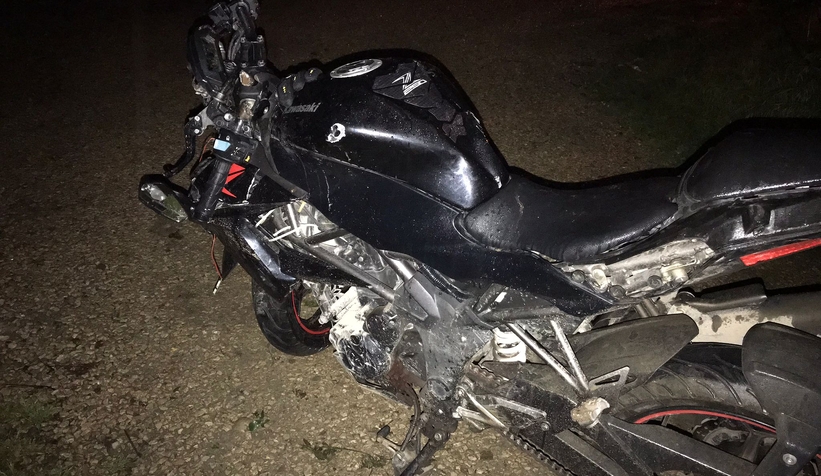 Akyazı'da otomobile çarpışan motosiklet sürücü yaralandı