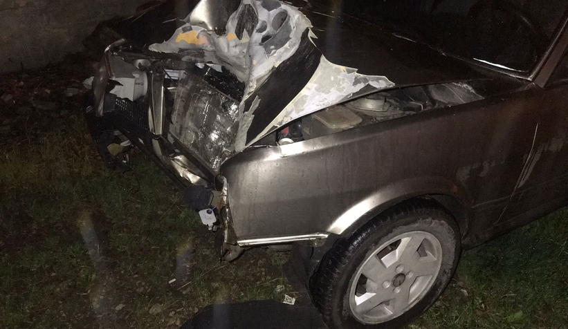 Akyazı'da otomobile çarpışan motosiklet sürücü yaralandı