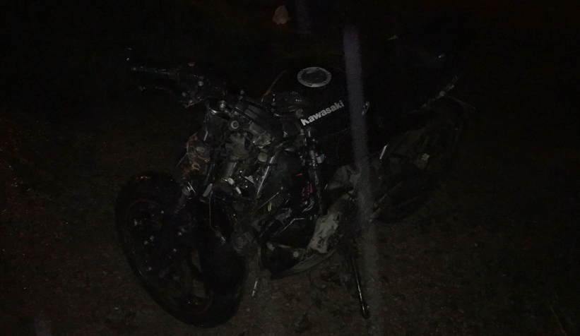 Akyazı'da otomobile çarpışan motosiklet sürücü yaralandı