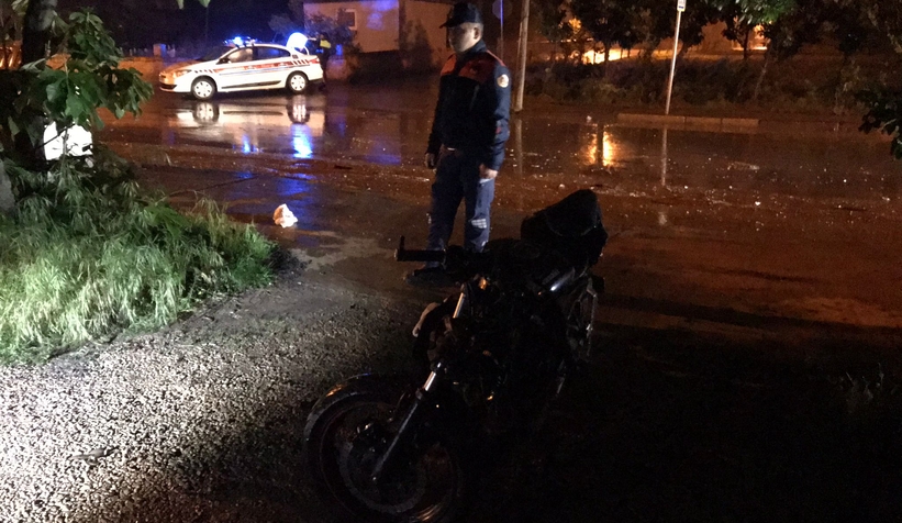 Akyazı'da otomobile çarpışan motosiklet sürücü yaralandı