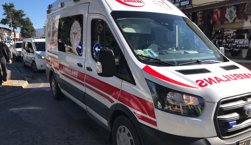 Akyazı'da otomobilin çarptığı yaya yaralandı