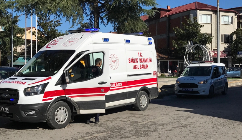 Akyazı'da otomobilin çarptığı yaya yaralandı