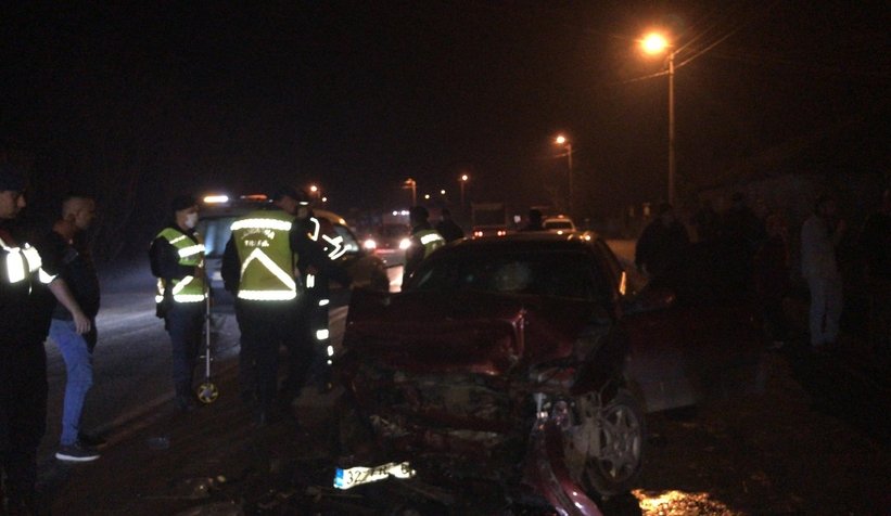 Akyazı'da otomobille kafa kafaya çarpıştı: 4 yaralı