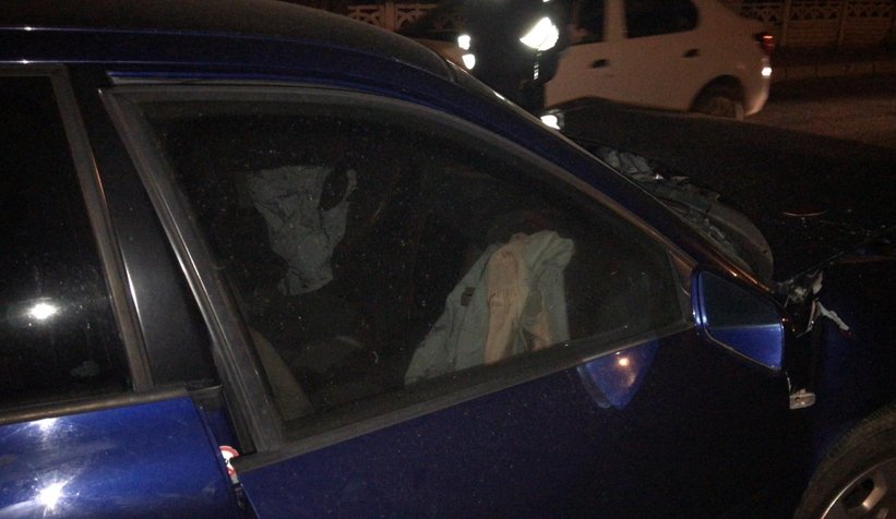 Akyazı'da otomobille kafa kafaya çarpıştı: 4 yaralı