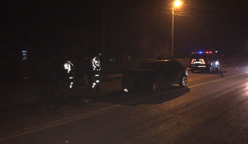 Akyazı'da otomobille kafa kafaya çarpıştı: 4 yaralı