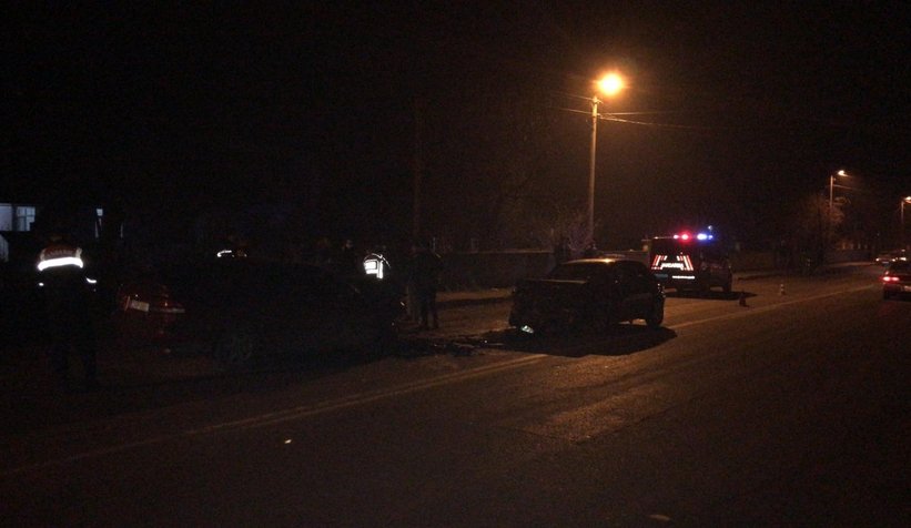 Akyazı'da otomobille kafa kafaya çarpıştı: 4 yaralı