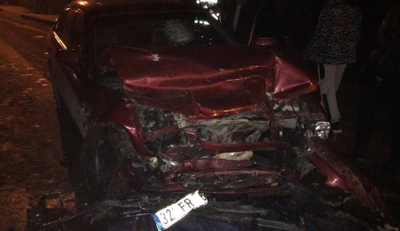 Akyazı'da otomobille kafa kafaya çarpıştı: 4 yaralı