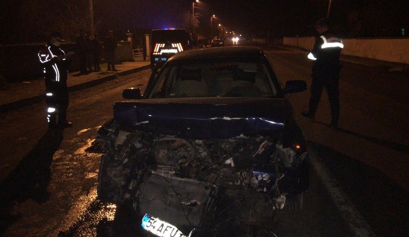 Akyazı'da otomobille kafa kafaya çarpıştı: 4 yaralı