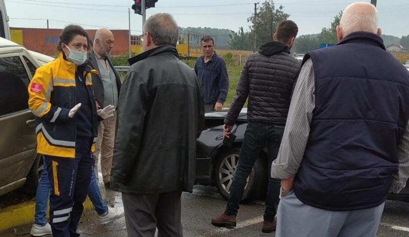 Akyazı'da otomobiller çarpıştı