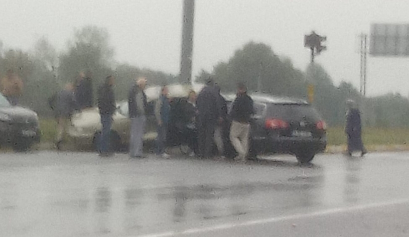 Akyazı'da otomobiller çarpıştı