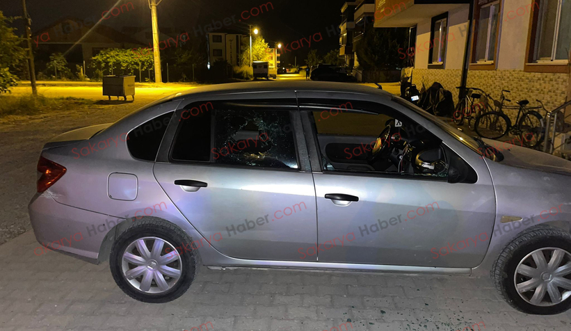 Akyazı'da park halindeki otomobile saldırı
