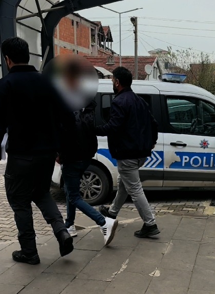 Akyazı'da polis aranan kişiyi yakaladı