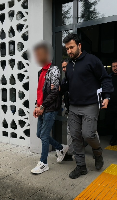 Akyazı'da polis aranan kişiyi yakaladı