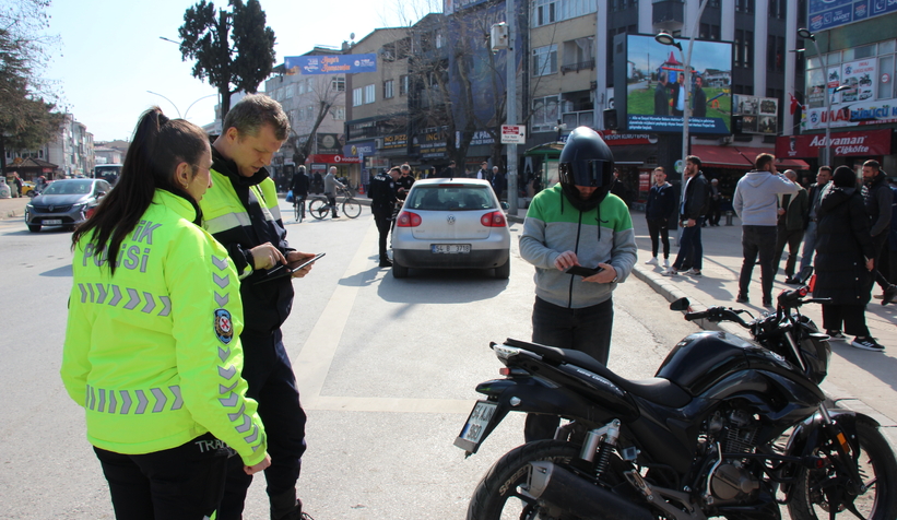 akyazi-da-polis-kus-ucurtmuyorbg8yvwvnm3