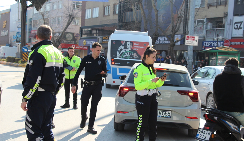 akyazi-da-polis-kus-ucurtmuyorbg8yvwvnm3
