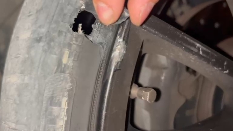 akyazi-da-rogar-cukuruna-giren-aracin-iki-lastigi-kesildir0kzznh6bl