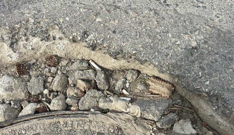 akyazi-da-rogar-cukuruna-giren-aracin-iki-lastigi-kesildir0kzznh6bl