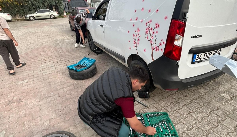 akyazi-da-rogar-cukuruna-giren-aracin-iki-lastigi-kesildir0kzznh6bl