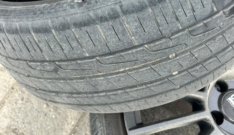 akyazi-da-rogar-cukuruna-giren-aracin-iki-lastigi-kesildir0kzznh6bl