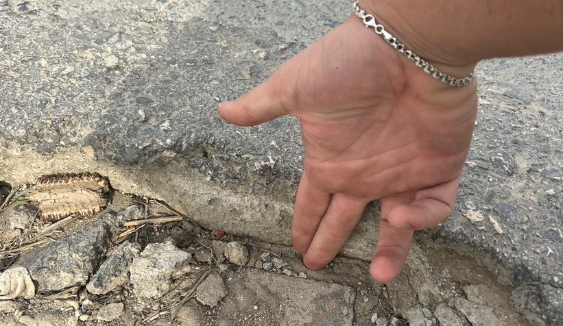 akyazi-da-rogar-cukuruna-giren-aracin-iki-lastigi-kesildir0kzznh6bl