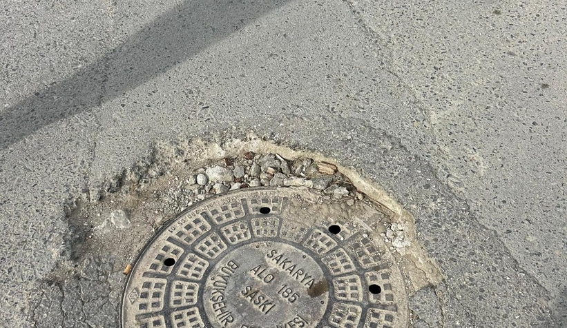 akyazi-da-rogar-cukuruna-giren-aracin-iki-lastigi-kesildir0kzznh6bl