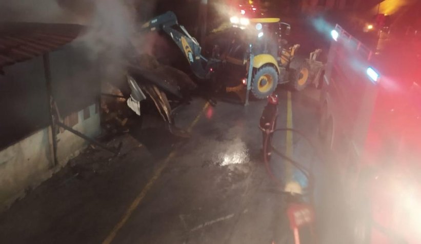 Akyazı'da samanlık alev alev yandı