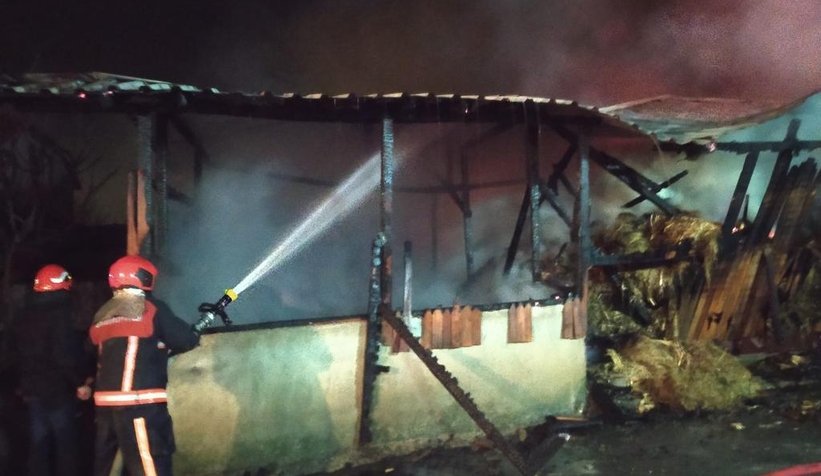 Akyazı'da samanlık alev alev yandı