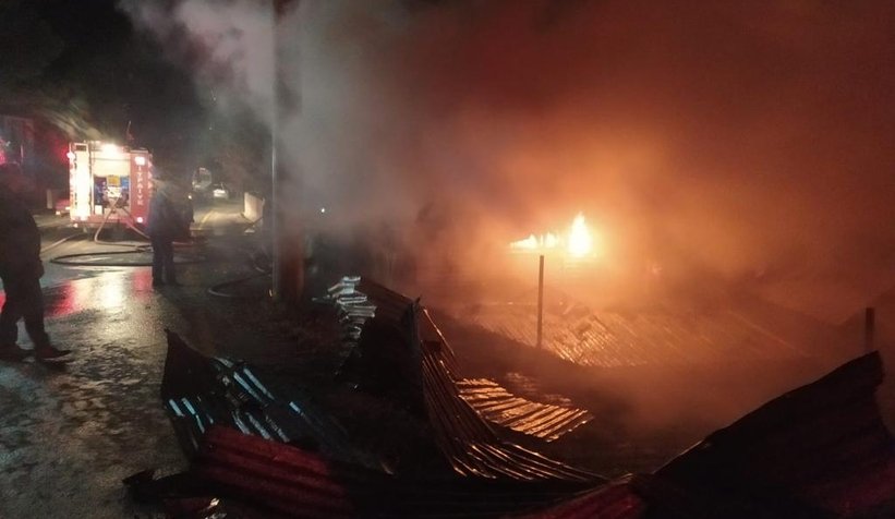 Akyazı'da samanlık alev alev yandı