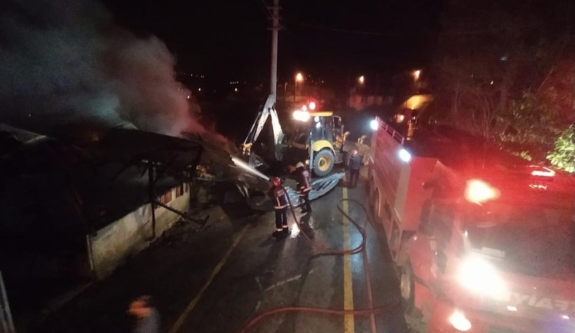 Akyazı'da samanlık alev alev yandı