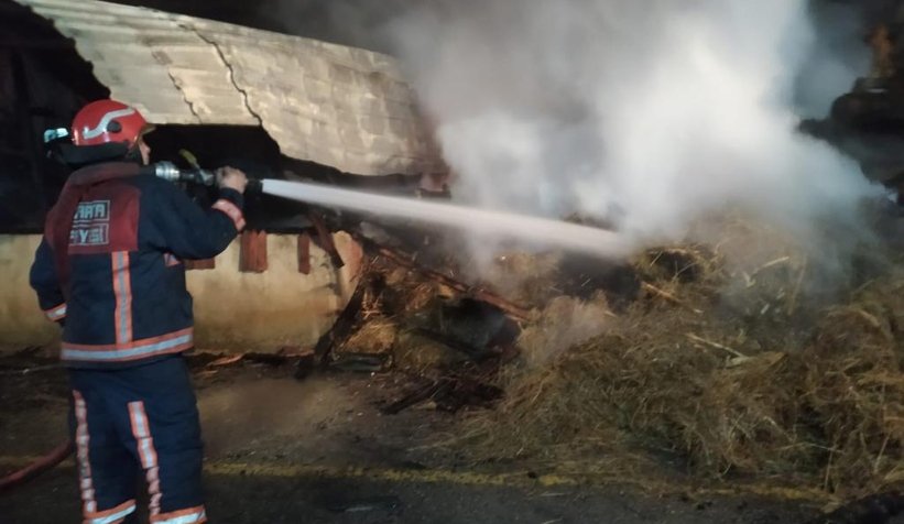 Akyazı'da samanlık alev alev yandı